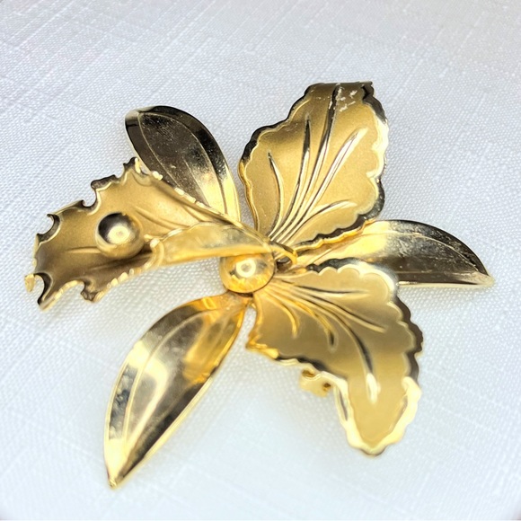 Unsigned Brooch Two Toned Gold Colored Large Iris Brooch - Picture 10 of 14